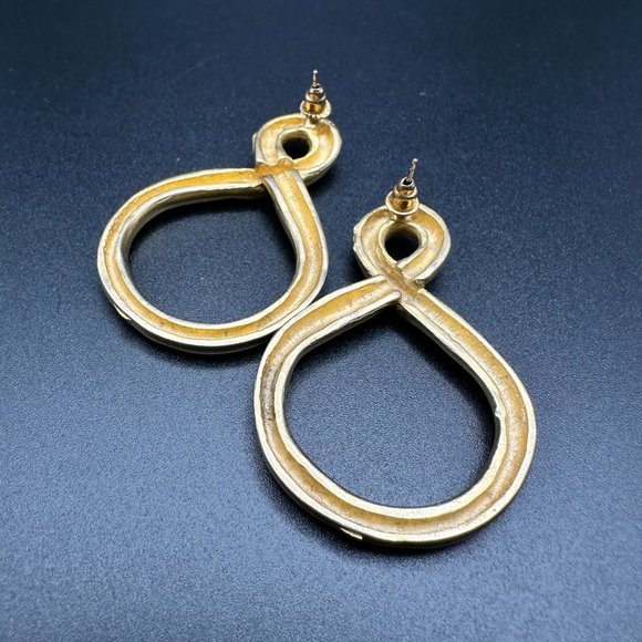 Vintage Gold Tone frosted like number eight  Clip on Earrings - Picture 7 of 7